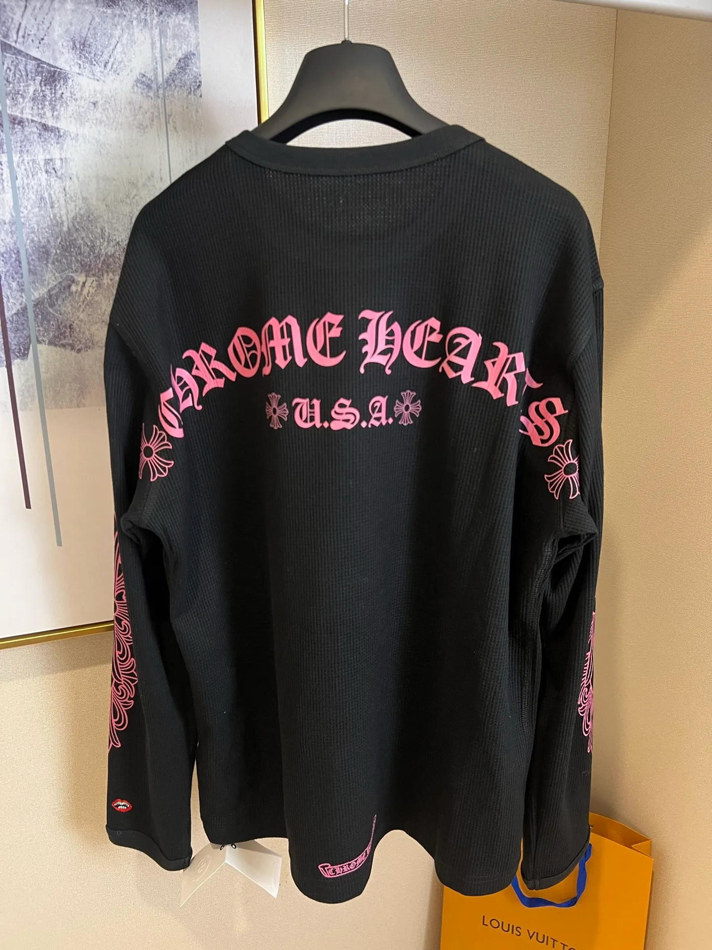 P230 Size: S/M/L single color, same style for men and women Chrome Hearts 22FW Chrome Hearts waffle letter printed long-sleeved T-shirt, the first clues can be seen from the release of Chrome Hearts 25 spring and summer new style📝This year's micro-profile items are definitely the dark horse of the trend The crisp feeling brought by the special nature of waffle fabric coincides with the rising fashion trend in autumn and winter. In addition to layering in autumn and winter, there are already many celebrities/trend bloggers wearing them. Family members with a keen sense of fashion, come and choose! !  ⚠️It is recommended to dry clean or wrap it inside the laundry bag and machine wash it in cold water quickly!